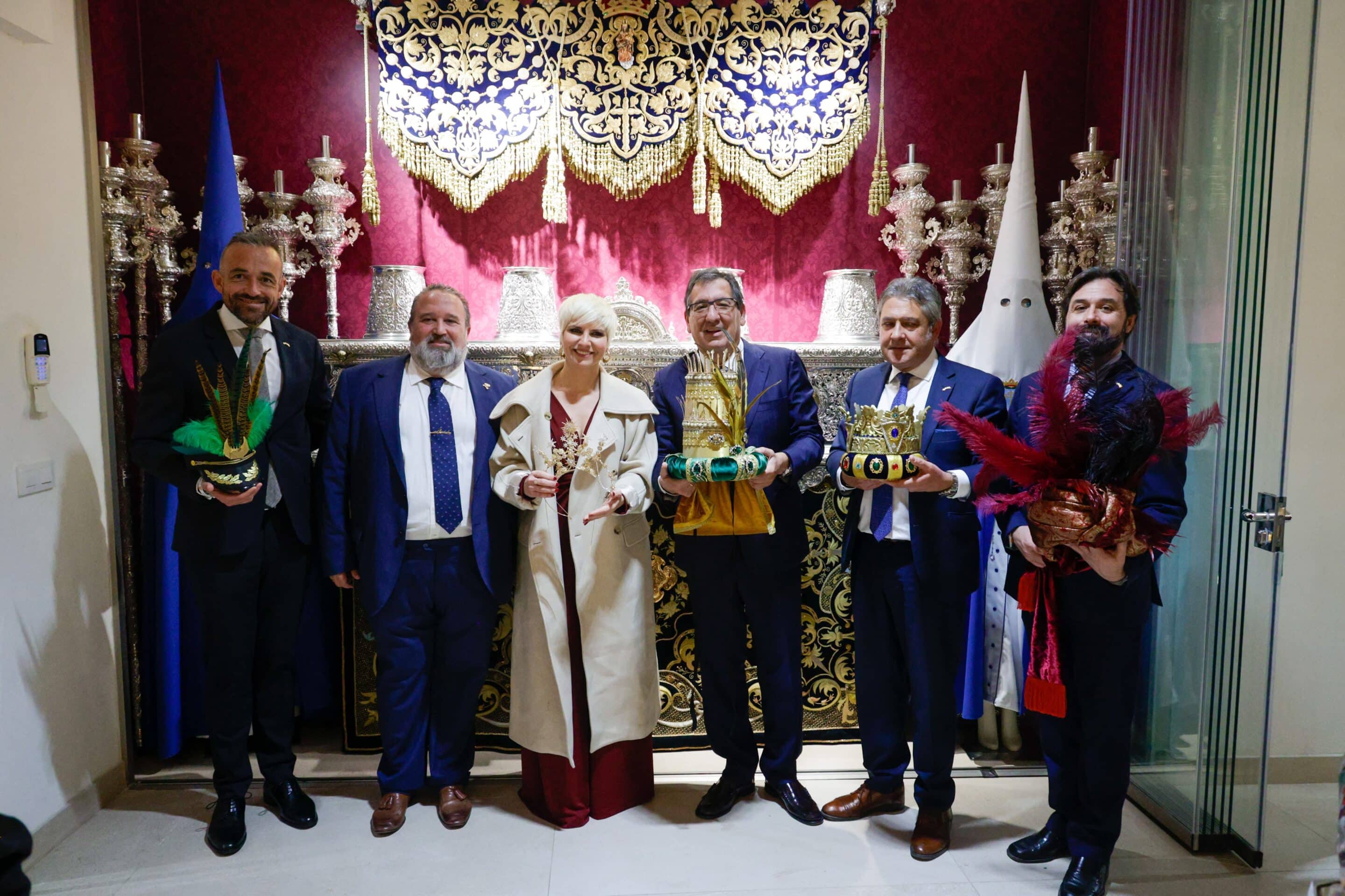 Antonio Pulido recibe la corona con el resto de los Reyes Magos 2024 de Cádiz